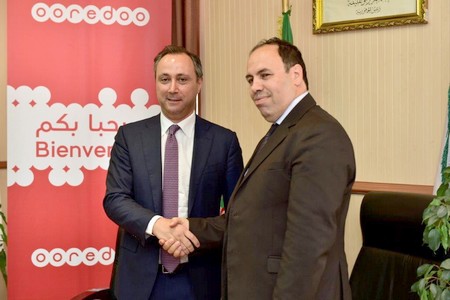 Le PDG de la Badr et le DG d'Ooredoo lors de la cérémonie de signature. D. R.